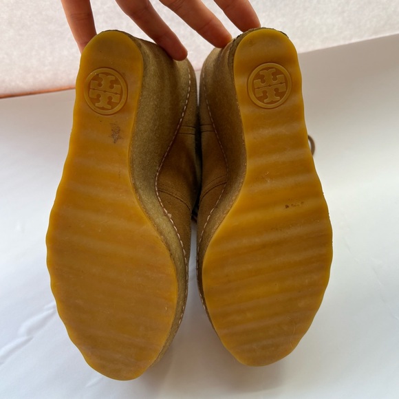 Tory Burch tan camel suede platform gumsole wedge ankle booties lace up size 7.5 - Picture 5 of 12